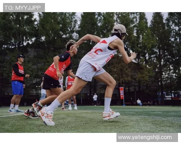 球星全情投入训练展示高超脚法激励青年热爱足球运动