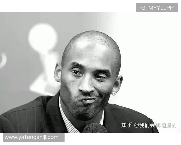 足球球星灰色头像展现其独特魅力与风采，领略每位巨星背后的故事与光辉